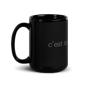 Side view of a black mug that says "c'est la vie, mon chéri"